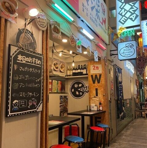 ほぼ栄駅一番出口のれん街に位置し、気軽に宴会を楽しめるアットホームな雰囲気が魅力！加熱式たばこのみ喫煙可能で、喫煙者も安心。デートや友人との集まりにもぴったりな落ち着いた空間で、特別なひとときを演出します。美味しい料理と共に、心温まる楽しい時間をお過ごしください◎ 昼呑みも大歓迎　15時オープン