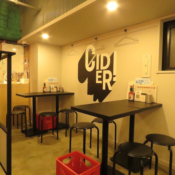 1階には、4名テーブルが2つと3名テーブルが1つ完備されています！気軽に入れるお店で、友人や同僚との宴会を楽しむのにぴったりです。加熱式たばこのみ喫煙可能なので、喫煙者にも配慮されています。デートにもおすすめの落ち着いた雰囲気が漂い、特別なひとときを演出します◎