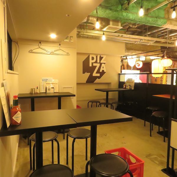 2階には、4名テーブル×3、3名テーブル×2を完備しており、会社の同僚や友人との宴会や、少人数の集まりにも最適で、加熱式たばこのみ喫煙可能なので、喫煙者も安心です。デートにもおすすめの落ち着いた空間で、美味しい料理を楽しみながら特別なひとときをお過ごしください♪