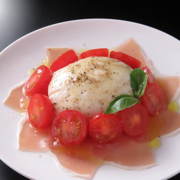 【風味豊かな味わい♪】『Burrata cheeseカプレーゼ』1600円(税込)