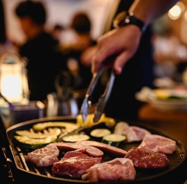 天候を気にせずに、手ぶらで気軽にBBQを楽しむことができます。お店で用意された設備や食材を利用して、気軽にBBQをお楽しみください。忙しい日常から解放され、リラックスした時間を過ごしたい方におすすめ◎渋谷でBBQを楽しみたい方は、ぜひお立ち寄りください。