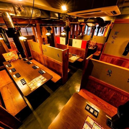 A bright interior where you can enjoy conversation and chopsticks♪