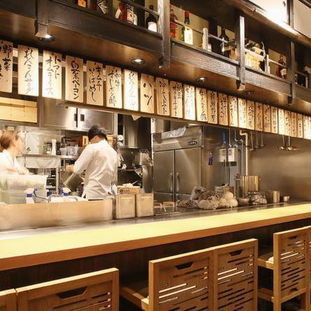 <p>人気の大鉄板前のカウンター席は、目の前でお料理を焼き上げますので臨場感を楽しめる特等席！気さくで親しみのある焼き手とのおしゃべりも楽しみながら、韓国風鉄板焼きやお好み焼きをご堪能いただけます。カウンター席なのでお一人様でも入りやすいです♪</p>