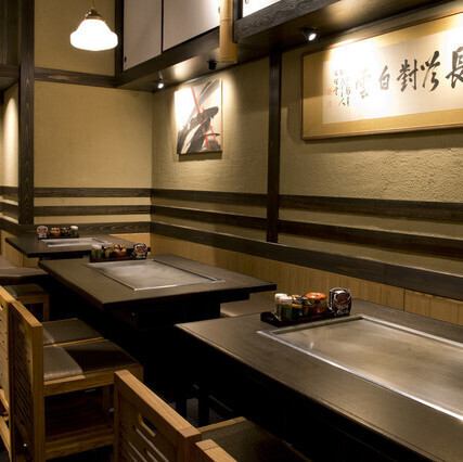 広々とした鉄板付のテーブル席で、ゆっくりお食事を楽しめます♪