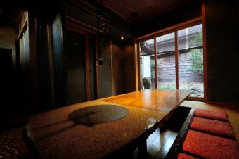 特殊房“ Hanare”（也指定了VIP）是由Sen no Rikyu准备的茶室。您可以享受被称为Naguri的手工雕刻地板，黑色的抹灰墙壁和花园的氛围。务必与亲人共进晚餐和娱乐。
