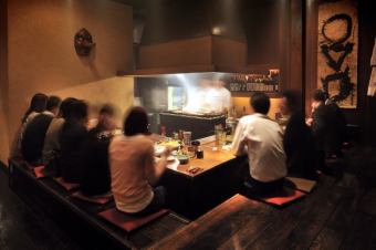 The counter surrounding the baking pots of 1000 bottles a day is a relaxing digging type.You can taste the hot baked yakitori baked with charcoal right away.