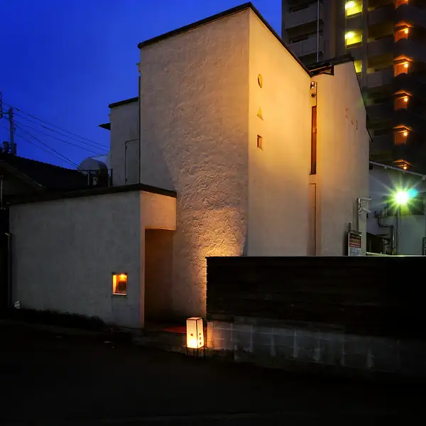 1984年創業、松山で40年以上愛される老舗。明治時代の料亭を改装した歴史ある建物に、駐車場内の隠れた入り口から足を踏み入れると非日常の空間が広がっております。当店自慢の媛っこ地鶏の炭火焼きを、趣ある個室でご堪能くださいませ。大切なご接待や会食にも多くの皆様に選ばれる、松山で歴史を刻む焼き鳥店です♪