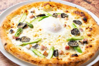 北海道産アスパラと「下川六〇酵素卵」のトリュフビスマルク　ピッツァ