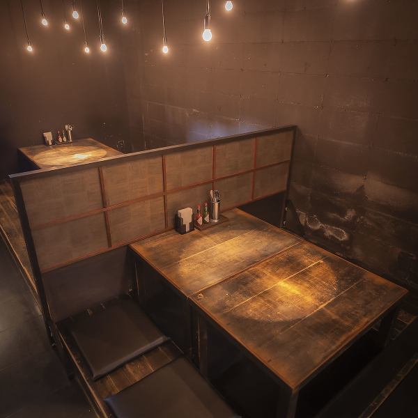 少人数でのご来店向けに、ゆったり過ごせるテーブル席を複数ご用意。カウンター席もあり、食事をしながら気軽にスタッフとの会話も楽しめます♪照明は温かみのある明かりで統一し、居心地の良いくつろぎ空間を演出◎観光や買い物帰りのちょっとした食事から、友人同士のプライベートな時間まで幅広くご利用いただけます！