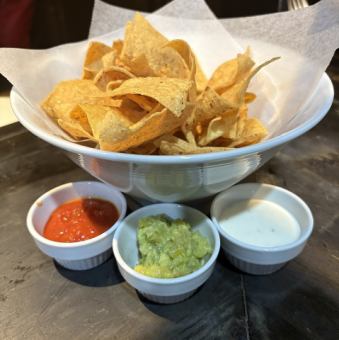・3種のディップソースナチョス(通常量)