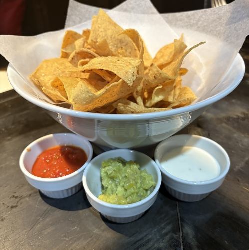 ・3種のディップソースナチョス(通常量)