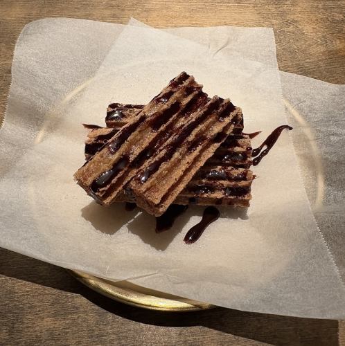 ・選べるソースのチュロス（シナモン、チョコ、メープル）