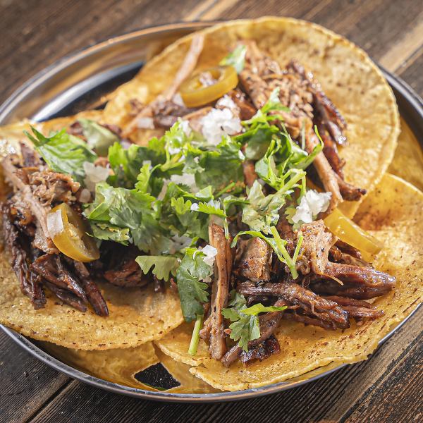 絶妙な食感が魅力の「カルニタスタコス」♪