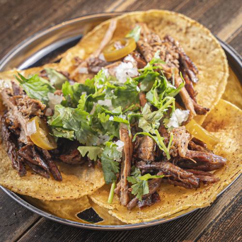 絶妙な食感が魅力の「カルニタスタコス」♪