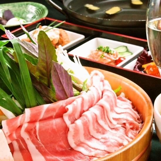 We recommend the course that includes all-you-can-eat shabu-shabu and all-you-can-drink!