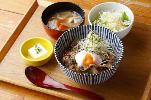 網焼き黒ぶた丼　温玉のせ