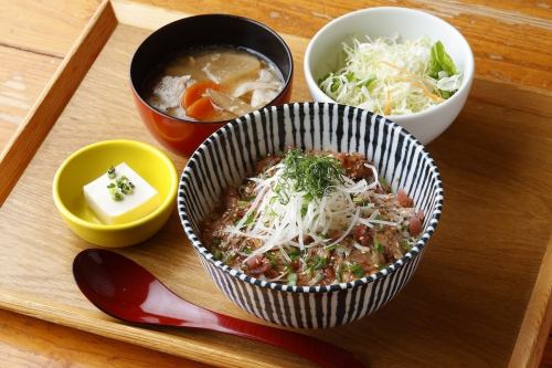 梅しそ黒ぶた丼(梅しそダレ)