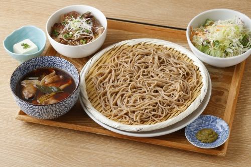 柚子香る豚バラときのこのあったかつけそばと選べるミニ丼のセット