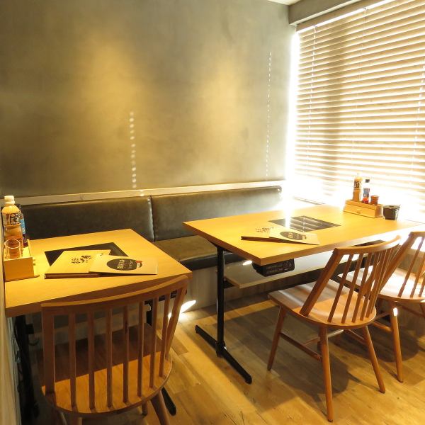 [Semi-private room] If you sit on a wood-grained table & chair and put a pot on it, you can also have a conversation with nature ☆ Dating, returning from work, dining with family OK