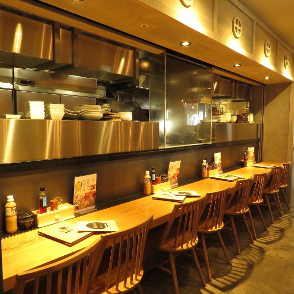 [Counter] Layout with plenty of space between seats.Enjoy six black and white pigs and abundant shochu and sake at the large counter ♪