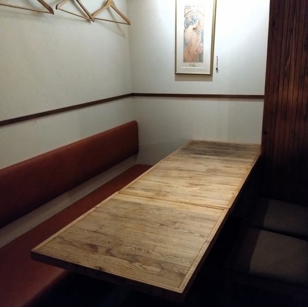 落ち着いた雰囲気のおしゃれな空間でイタリアンを楽しめます。全席テーブル席でくつろいでいただけます。靖国神社の向かいという立地で夜になると周辺はとても静かなロケーションです。