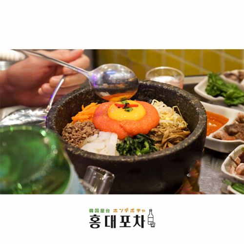 From solo diners to girls' parties, a lively Korean food stall♪