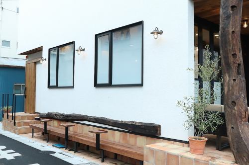 Outside the shop, in the side space, we have 3 bench seats for 2 people where you can feel the warmth of wood ♪