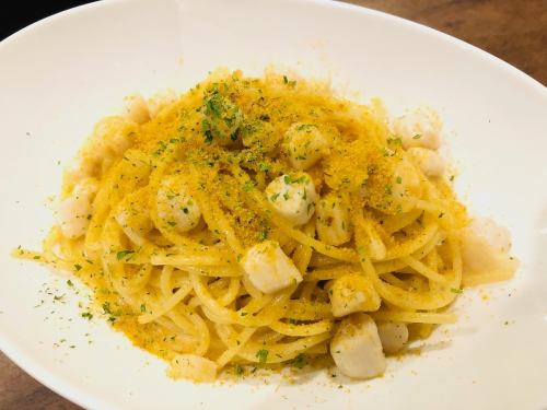 Scallop trabeculae and karasumi peperoncino (spaghetti)