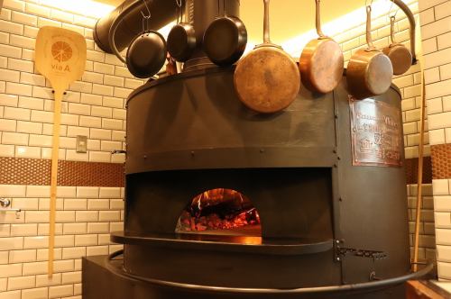 Authentic pizza baked in a stone oven hand-loaded by craftsmen ◎
