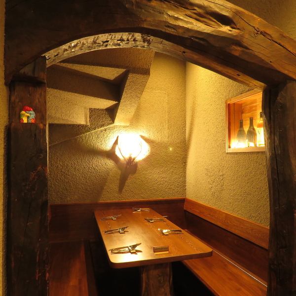 [时尚的私人房间座位]私人房间具有洞穴般的氛围，带有“酒窖”的形象，您可以在私人空间中度过轻松的时光，而不必担心周围的环境。是周年纪念日和约会的理想之地♪请与亲人一起用餐！