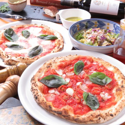 나폴리 전통의 피자를 즐긴다.