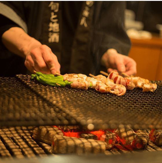 カウンター越しに見える焼き場を見ながらこだわりの地酒をお楽しみください