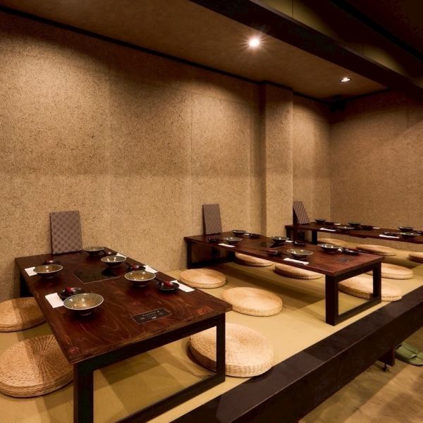 店内は、シックで温かみのある照明が灯る落ち着いた空間です。広々とした座敷席で足を伸ばしてリラックスでき、思い思いの時間をお過ごしいただけます。全席喫煙可能となっており、おタバコを吸われる方も気兼ねなくご利用いただけます。和の趣きを感じる落ち着いた当店で、心地よいひとときをお過ごしください。