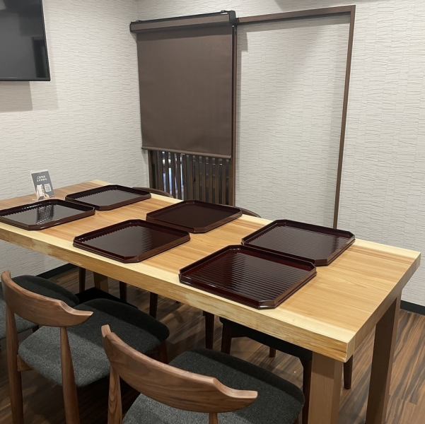 個室用テーブル席もカウンターの大杉から切り出した大テーブル。3席×3席の6席だが、コの字型に1席加えることも可能。他の客室からも出入り可能だが、個室専用の出入り口もあり、完全に秘密が保たれている。個室専用料は5,000円。