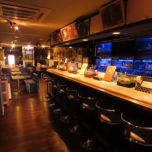 【◆アットホームな空間◆】おしゃれな空間のダイニングバーである当店。お客様同士の会話が弾み、アットホームで居心地がよく、どなたでも気軽に利用しやすいのが特徴です♪お席はカウンター席とテーブル席をご用意しており、テーブル席は隣同士一緒にご利用も可能で、少人数~大人数まで使いやすいです!