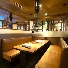 個室風テーブルソファ席は焼肉デートにもおすすめ