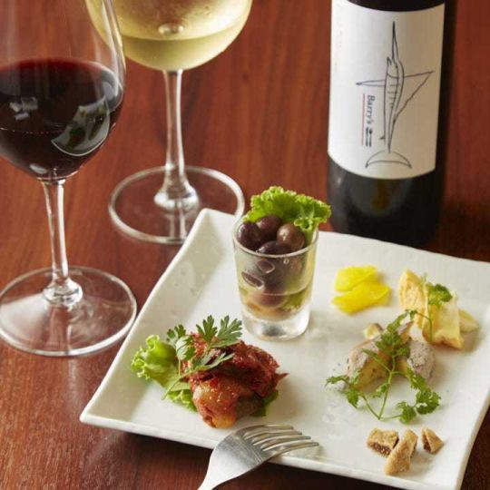 包含2小时畅饮(以饮品为主,含生啤),派对结束后为4人或以上宾客提供“开胃小菜和披萨”。