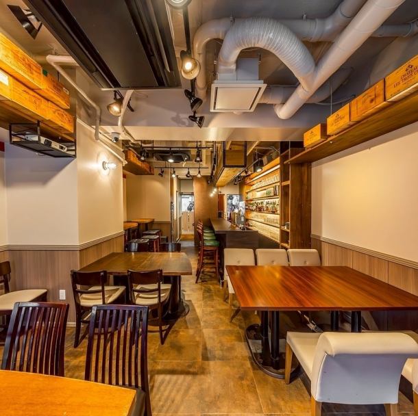 我們餐廳接受25至35人團體的私人活動預訂。我們的場地燈光明亮,氣氛時尚,可用於各種用途,包括公司宴會、婚宴、同學會和活動後的派對。此外,佈局可以根據場景進行變更。如果您還有其他要求或疑問,請隨時與我們聯繫。