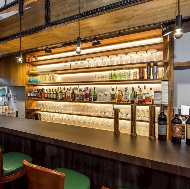 商店後方的吧台座位共有六個座位,每個座位供一人使用。這個隱密的寶座非常適合下班後想獨自小酌一杯的顧客,或是情侶約會。即使您是獨自用餐的女士,也歡迎您光臨,在明亮、時尚、溫馨的氛圍中享用我們的招牌菜餚和葡萄酒。