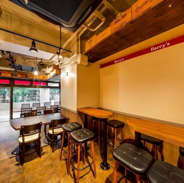 餐廳內靠牆擺放了兩張高腳桌,每張桌子可坐兩人。寬敞舒適的環境,溫暖的木質內飾,營造出休閒而寧靜的氛圍,令人心曠神怡。此外,私密的座位安排使其成為成人約會或與好友用餐的理想場所。盡情享用我們美味的飲料和食物,度過一段美好的時光。