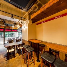 [High chair seating: 2 tables for 2 people each] The spacious and relaxing atmosphere, with its warm wooden interior, is casual yet sophisticated.Furthermore, the intimate seating arrangement makes it ideal for adult dates or meals with close friends.Enjoy a wonderful time while savoring our delicious drinks and food.
