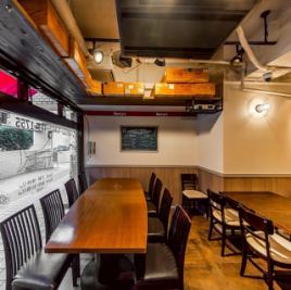 [Table seating: 2 tables for 4 people each] Located near a large window, these seats offer a spacious and open atmosphere.The tables can be combined into one larger table, allowing for flexible seating arrangements depending on the number of people.Please feel free to use our services for a wide range of small gatherings, such as company parties or get-togethers with friends.