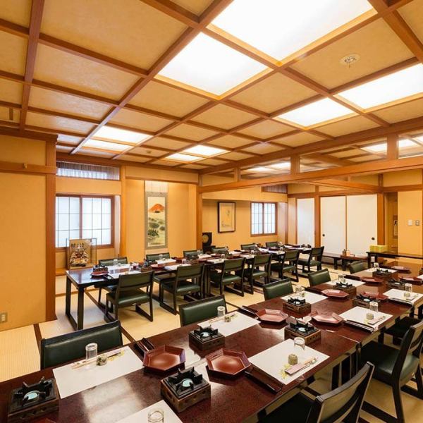 会社宴会やご旅行時のご宴会など大人数でのお食事は2階の広間で対応いたします！落ち着いて食事を楽しめる広々としたお座敷は、最大40名様までご利用いただけます。お座敷席の他、椅子席の対応も可能ですので足腰に不安のある方でも安心！どの年代の方でもくつろいでお過ごしいただけます。