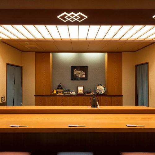 [1st floor: counter seats (up to 5 people)] Elegant counter seats with a moist Japanese atmosphere.You can use it without hesitation even with two people such as couples and friends.The horigotatsu-style counter allows you to relax and enjoy your meal.