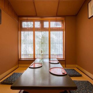 A semi-private room that can be used by a small number of people from 2 to 4 people.The sunken kotatsu (sunken kotatsu) seats are comfortable, so you can relax and enjoy your time.Please come and have a meal with your friends and family while sightseeing in Kanazawa! You can enjoy carefully selected Kanazawa ingredients for lunch and dinner.