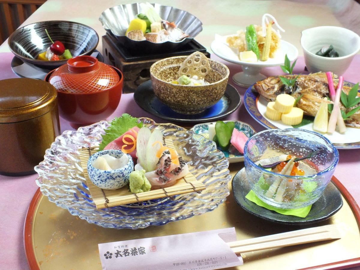 Enjoy the delicious ingredients of Kanazawa, such as Kanazawa's local cuisine, jibuni and throat black dishes.