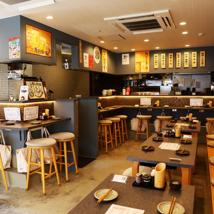 【落ち着いて語らえるテーブル席】友人同士の飲み会や女子会、30代以降の大人の集まりにもぴったりです。昼飲みから夜の宴会まで、肩肘張らずに楽しめる空間です。