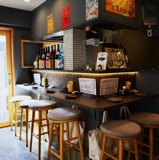 【しっぽり楽しむ大人のカウンター】一人飲みや少人数でのご利用に最適なカウンター席。馬刺しと日本酒をゆっくり味わう、落ち着いた時間をお過ごしいただけます。