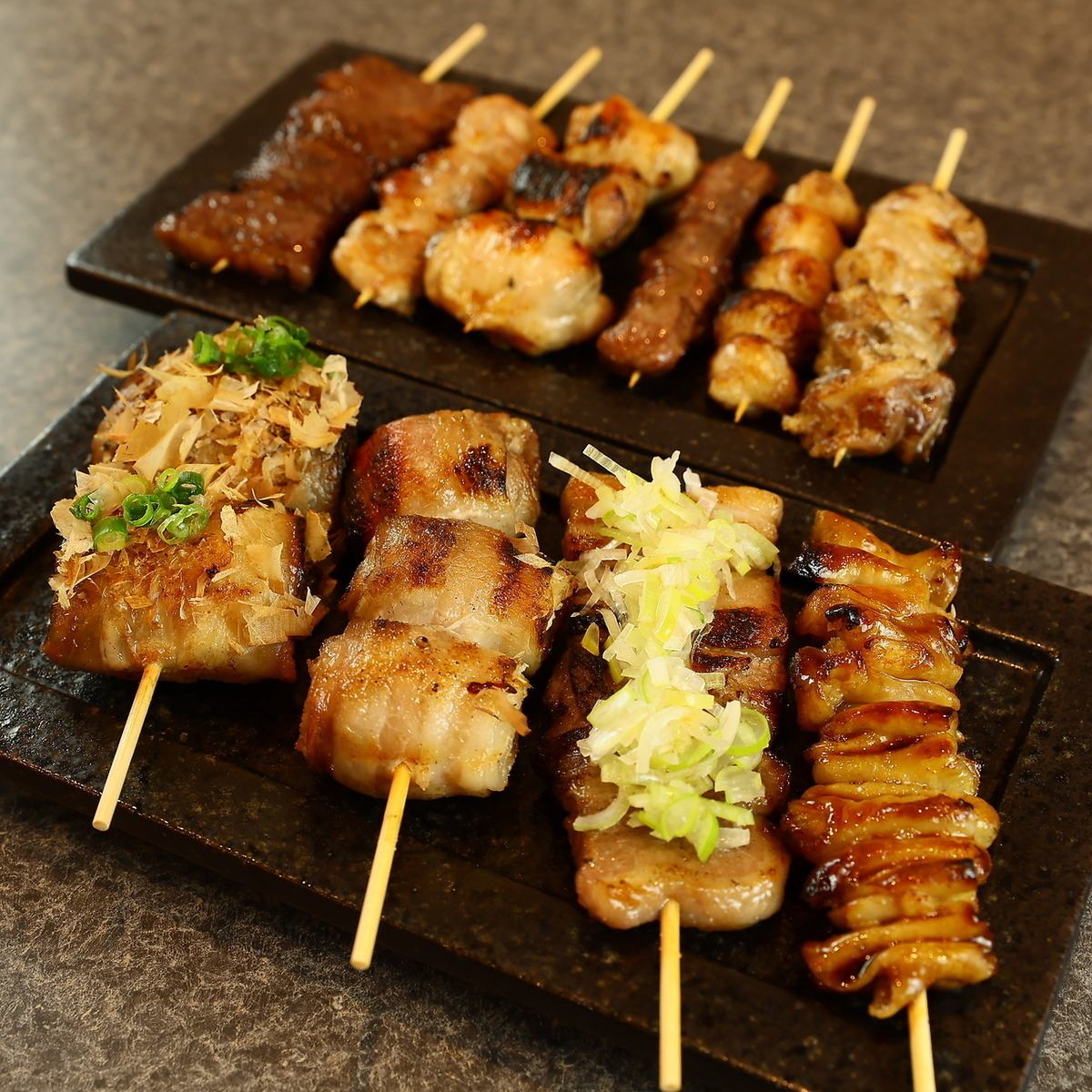 馬刺しはもちろん、丁寧に串入れした焼き鳥も人気です!