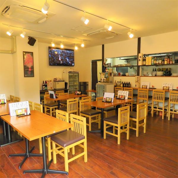 Counter 4 seats, table 7 tables.You can use it for customers gathering from a single person to a group.It is also possible to rent it for charter up to 38 people.Please do not hesitate to consult your budget.